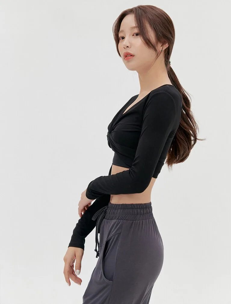 Aura Cross Flow Top black front