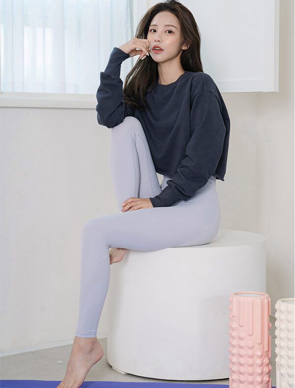Essential Long sleeve crop top black front 1