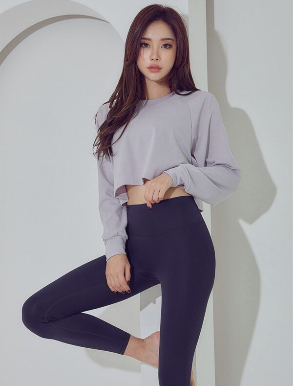 Essential Long sleeve crop top light purple front 1
