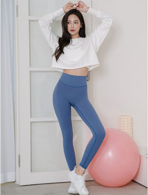 Essential Long sleeve crop top white front 1